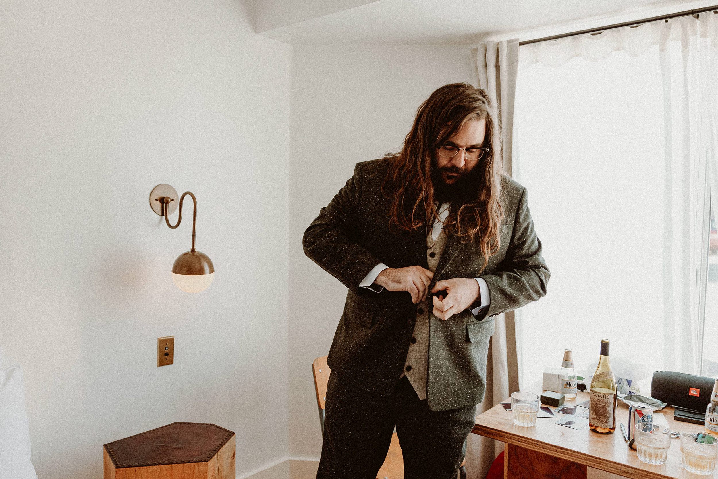 groom getting ready at the alamo motel in los alamos
