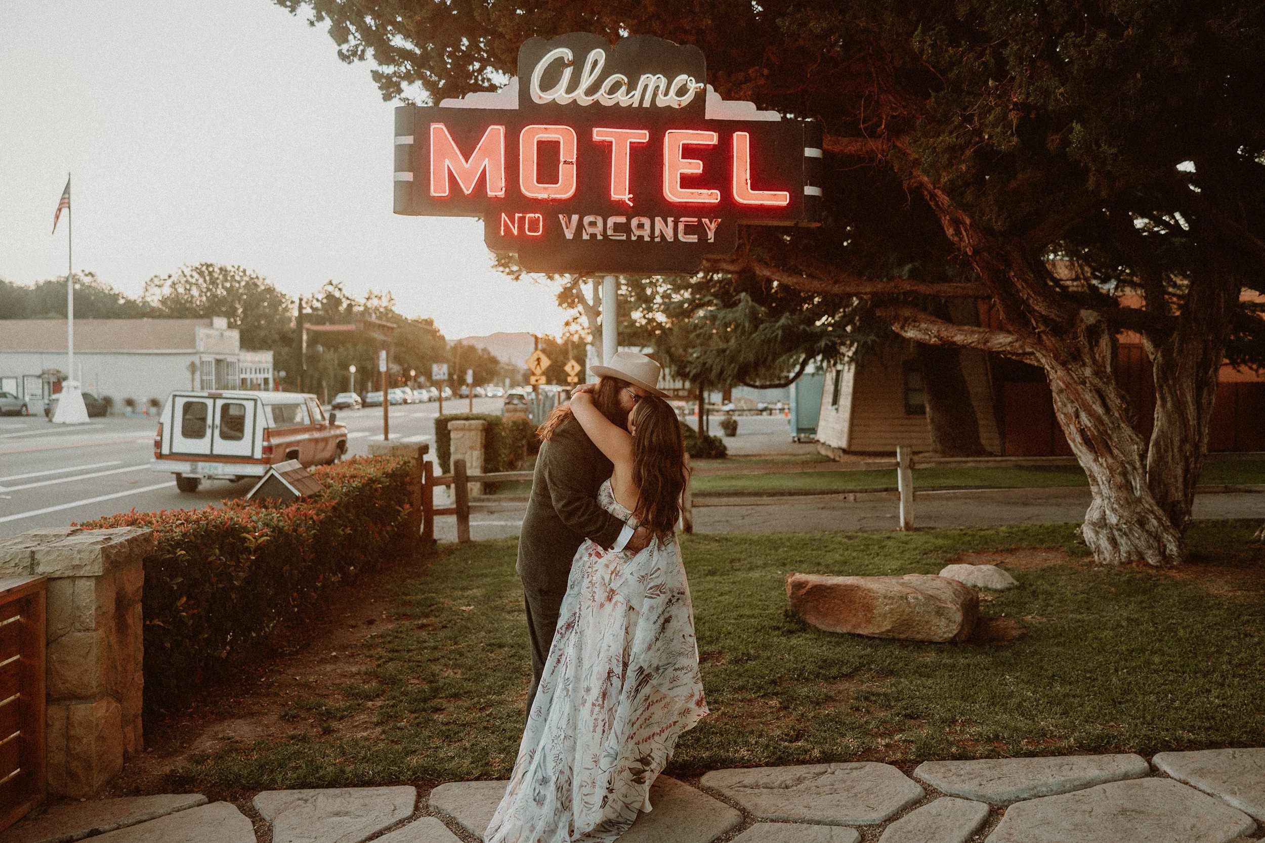 alamo motel wedding photos with bride and groom