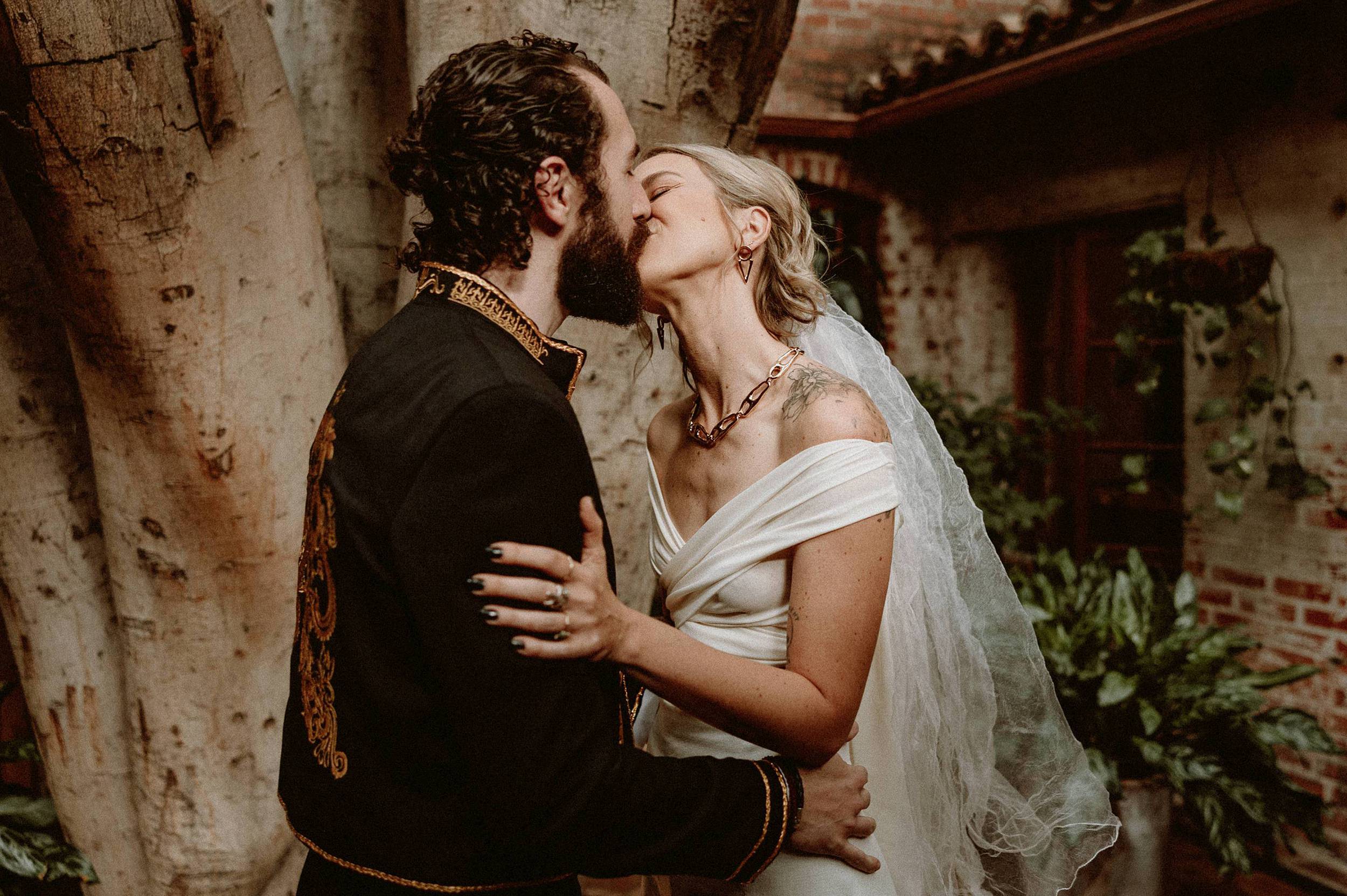 Kiss at the Carondelet House